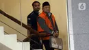 Bupati Sidoarjo nonaktif, Saiful Ilah dikawal petugas akan menjalani pemeriksaan di Gedung KPK, Jakarta, Kamis (20/2/2020). Saiful Ilah diperiksa sebagai tersangka untuk melengkapi berkas terkait dugaan menerima suap proyek infrastruktur di Dinas PUPR Kabupaten Sidoarjo. (merdeka.com/Dwi Narwoko)