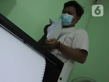 Petugas menyelesaikan pembuatan Alquran braille di Yayasan Raudlatul Makfufin (Taman Tunanetra) Buaran, Kota Tangerang Selatan, Jumat (23/4/2021). Dalam kesehariannya, yayasan tersebut dapat memproduksi 5 Alquran braille dengan penyebaran hingga ke luar negeri. (Liputan6.com/Angga Yuniar)