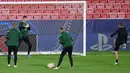 Para pemain Wolfsburg mengikuti sesi latihan di Seville, Spanyol, 22 November 2021. Wolfsburg akan menghdapi Sevilla pada pertandingan sepak bola Grup G Liga Champions. (JORGE GUERRERO/AFP)