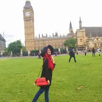 Shireen Sungkar berpose cantik di depan bangunan bersejarah Big Ben, London, Inggris. Dalam kunjungan Shireen ke London tidak hanya liburan namun juga untuk mendukung sang kakak, Zaskia Sungkar di ajang Oxford Fashion Week. (via instagram/@shireensungkar)