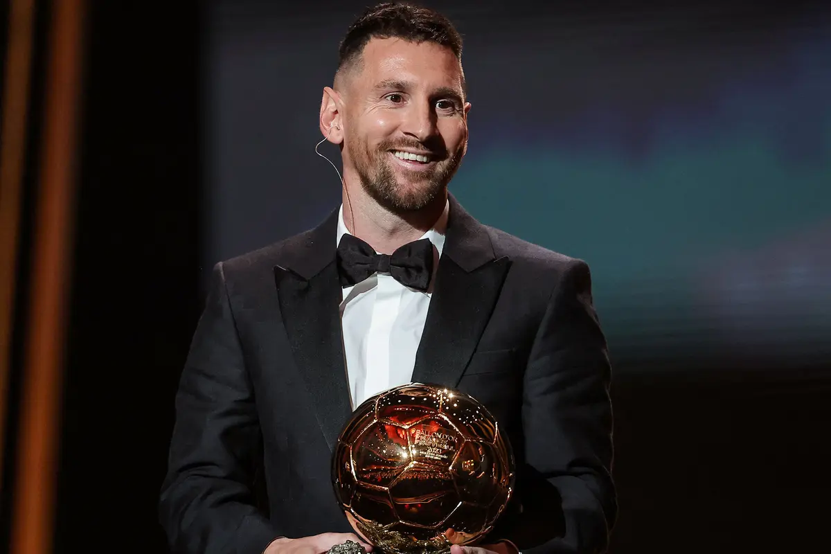 Foto: Metamorfosa Wajah Lionel Messi dalam Momen Foto Bareng 8 Trofi Ballon d'Or yang Diraihnya