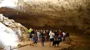 Pengunjung berada di dalam gua alam Choranche, di wilayah Vercors dekat Grenoble, Prancis (3/8). Sejak dimulainya gelombang panas, telah terjadi peningkatan setidaknya 10 persen jumlah pengunjung gua. (AFP Photo/Jean-Pierre Clatot)