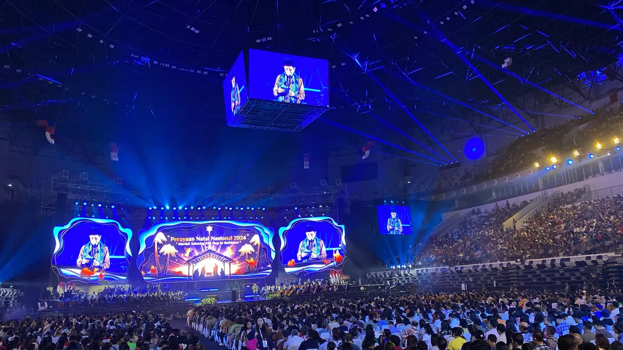 Menteri Agama Nasaruddin Umar saat menyampaikan sambutan dalam acara Perayaan Natal Nasional 2024 di Indonesia Arena Jakarta, Sabtu (28/12/2024). (Liputan6.com/Lizsa Egeham)