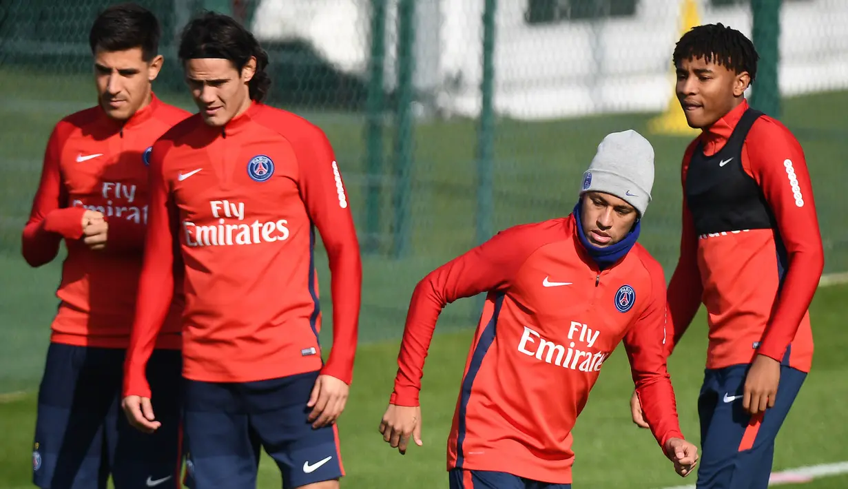 Pemain PSG, Neymar dan Edinson Cavani, saat latihan di Saint-Germain-en-Laye, Yvelines, Kamis (21/9/2017). Ini merupakan latihan perdana pasca konflik rebutan tendangan bebas dan penalti antara Neymar dan Cavani. (AFP/Franck Fife)