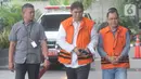 Mantan Direktur Pemasaran PTPN III (Persero) sekaligus Komisaris Utama PT KPBN, I Kadek Kertha Laksana dan Kepala Dinas PUPR Bengkayang nonaktif, Aleksius berjalan memasuki Gedung KPK, Selasa (31/12/2019). Keduanya mendatangi KPK untuk menandatangani berkas pemeriksaan P21. (merdeka.com/Dwi Narwoko)