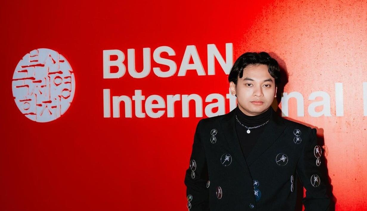 Ini dia potret gagah Yusuf Mahardika saat hadiri ajang bergengsi di dunia film BIFF. Gaya rambut "Madun" sengaja dibelah tengah. Tak sedikit netizen memuji penampilannya bak oppa Korea. Begitu pula setelan jas hitam yang dipakai pria 25 tahun ini. (Liputan6.com/IG/@mahardikayusuf)