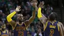 LeBron James (23) memberikan salam kepada  rekan-rekannya saat melawan Boston Celtics pada Gim kelima final NBA Wilayah Timur di TD Garden, Boston, (25/5/2017). (AP/Elise Amendola)