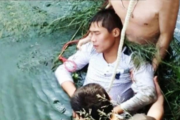 Kang Hu saat diselamatkan dari dalam sungai | Photo: Copyright mirror.co.uk