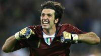 Gianluigi Buffon. Pada Piala Dunia 2006 yang digelar di Jerman, kiper Timnas Italia ini mampu membawa negaranya menjadi kampiun usai mengalahkan Prancis di partai final via adu penalti. Dalam total 7 laga ia mencatat 5 kali clean sheet dan hanya kebobolan 2 gol. Selain di Piala Dunia 2006, ia juga tampil di edisi 2002, 2010 dan 2014. Total ia mengumpulkan 14 caps dalam 4 edisi Piala Dunia dengan torehan 6 kali clean sheet dan kebobolan 10 gol. (AFP/Patrick Hertzog)