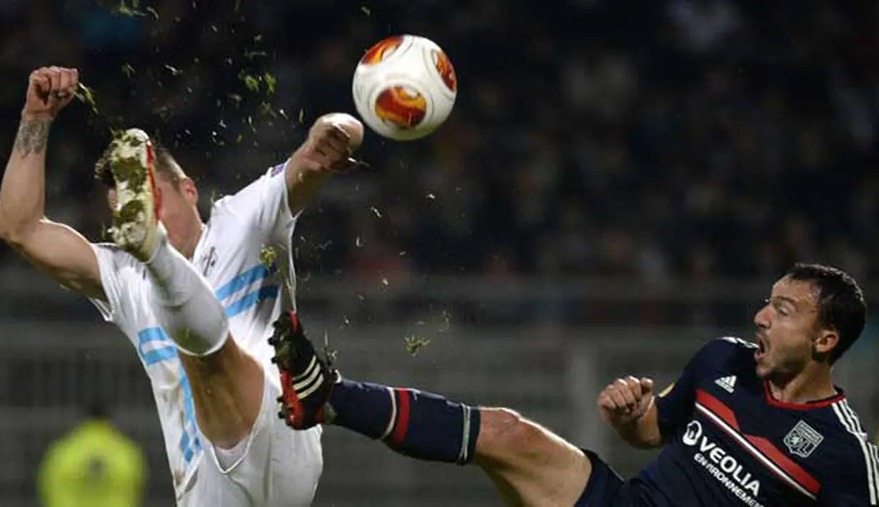 Gelandang Lyon Steed Malbranque (kanan) duel keras dengan pemain Rijeka Leon Benko pada pertandingan Liga Eropa Grup I pertandingan sepak bola antara Olympique Lyonnais vs Rijeka di Stadion Gerland, Lyon  (24/10/13). (AFP/Philippe Desmazes)