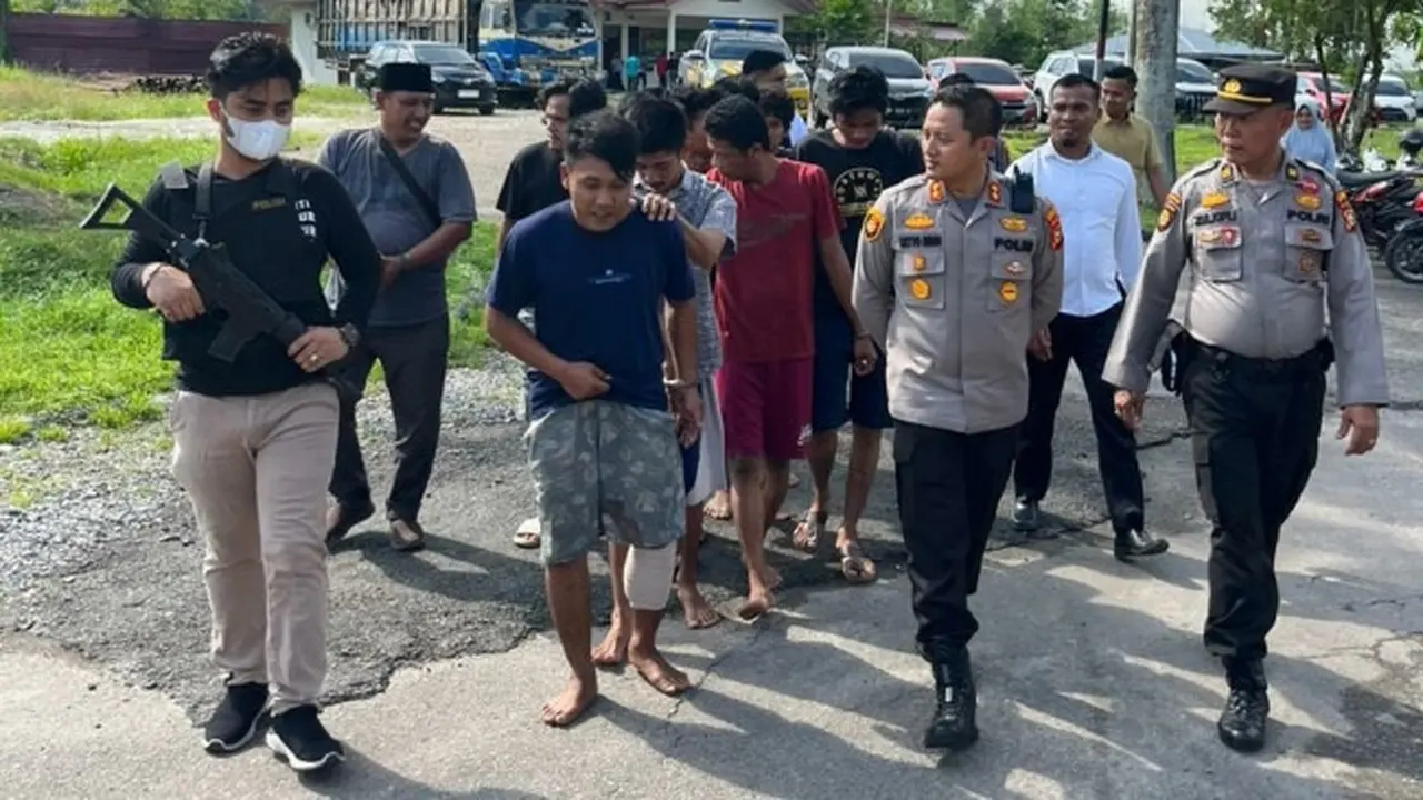 Polisi menggiring komplotan pencurian kabel di PT Pertamina Hulu Rokan di Kabupaten Bengkalis.