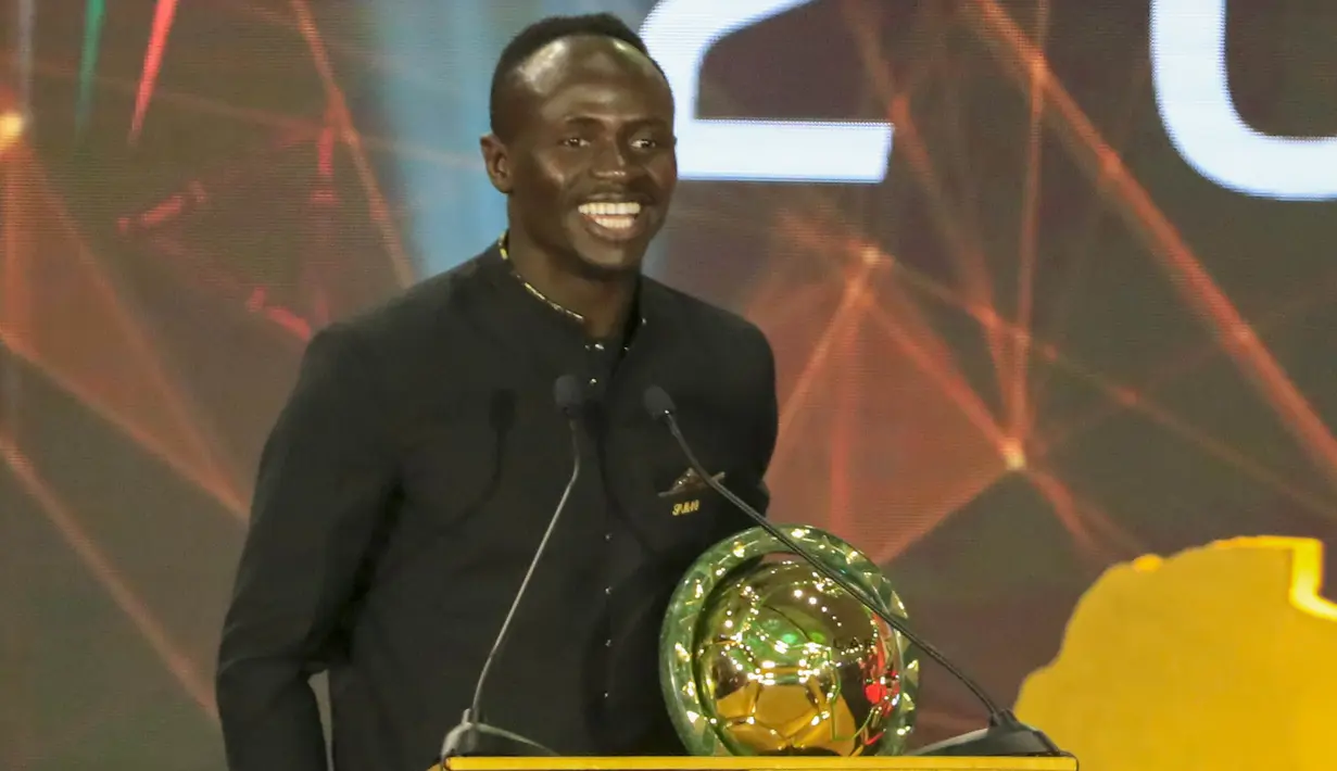 Penyerang Senegal, Sadio Mane, memberikan sambutan saat mendapatkan penghargaan sebagai pemain terbaik Afrika 2019 di Hurghada, Mesir, Rabu (8/1/2020). Pemain Liverpool ini mengalahkan Mohamed Salah dan Riyad Mahrez. (AFP/Khaled Desouki)