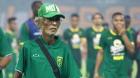 Mochammad Madrai, atau yang dikenal dengan panggilan Mbah Mad, masseur legendaris Persebaya Surabaya. (Bola.com/Aditya Wany)