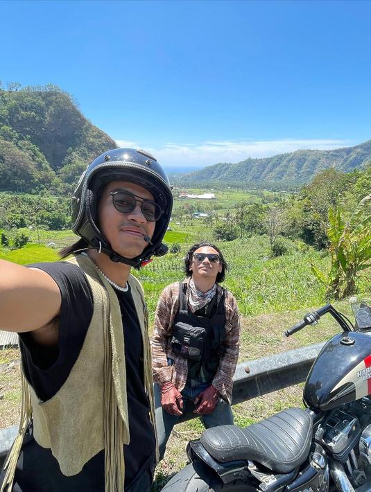 Lewat unggahan fotonya, Abidzar Al-Ghifari masih rutin melakukan touring hingga kumpul bareng para rekan penyuka motor gede. Seolah motor gede jadi bagian dari kehidupannya. (Liputan6.com/IG/abidzar73).