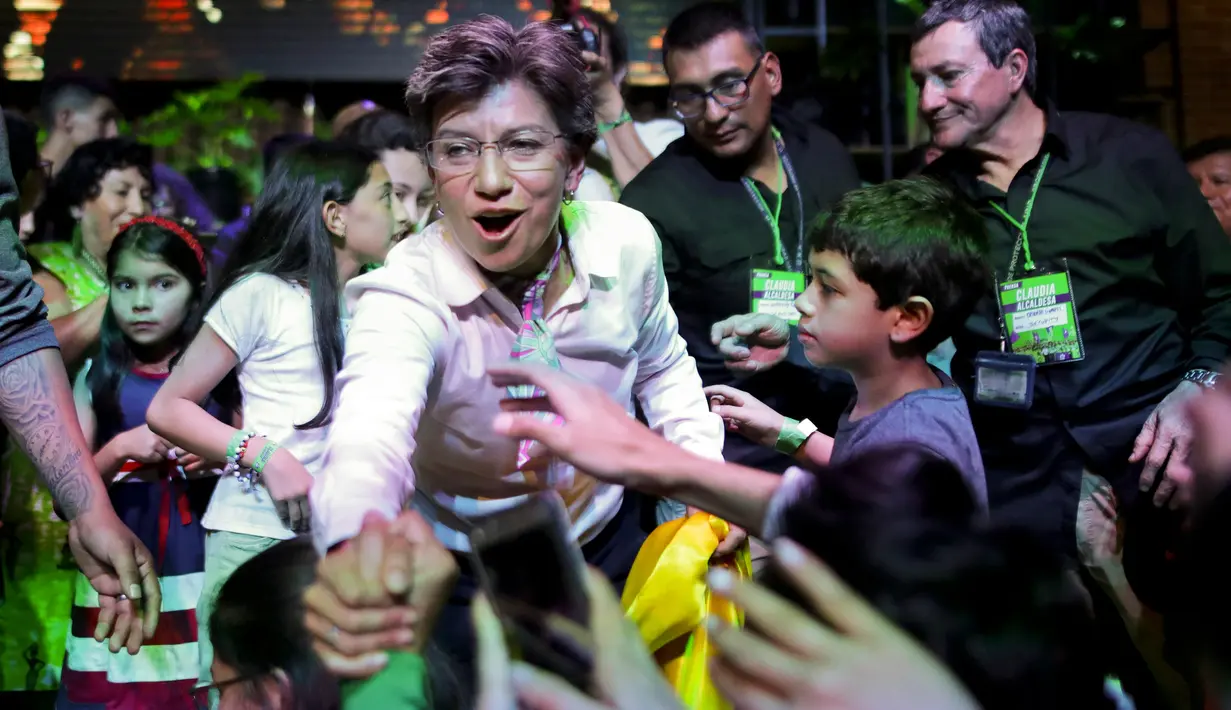 Kandidat Wali Kota Bogota, Claudia Lopez merayakan kemenangannya pada pemilihan umum (pemilu) daerah di Bogota, 27 Oktober 2019. Claudia Lopez menang pemilihan daerah dengan raihan 35,2 persen suara, mengalahkan rival terkuatnya, Carlos Fernando Galan. (AP/Ivan Valencia)