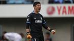 Penjaga gawang berusia 41 tahun, Eiji Kawashima masih jadi andalan Jubilo Iwata di J1 League musim ini. Segudang pengalamannya bersama timnas Jepang tentu menjadi pertimbangan Jubilo Iwata masih mengandalkannya untuk mengangkat posisi Jubilo Iwata dari zona degradasi. Seperti apa karier singkat kiper yang telah memutuskan pensiun dari timnas Jepang pada 2022 lalu ini? (J.LEAGUE)