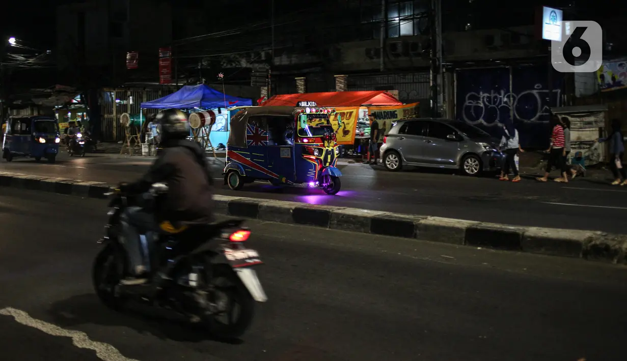 Kondisi lalu lintas pada malam takbiran di Jalan KH Mas Mansyur, Jakarta, Sabtu (23/5/2020). Polisi dikerahkan menjaga Jalan KH Mas Mansyur untuk mengantisipasi adanya takbir keliling di kawasan tersebut. (Liputan6.com/Faiza Fanani)