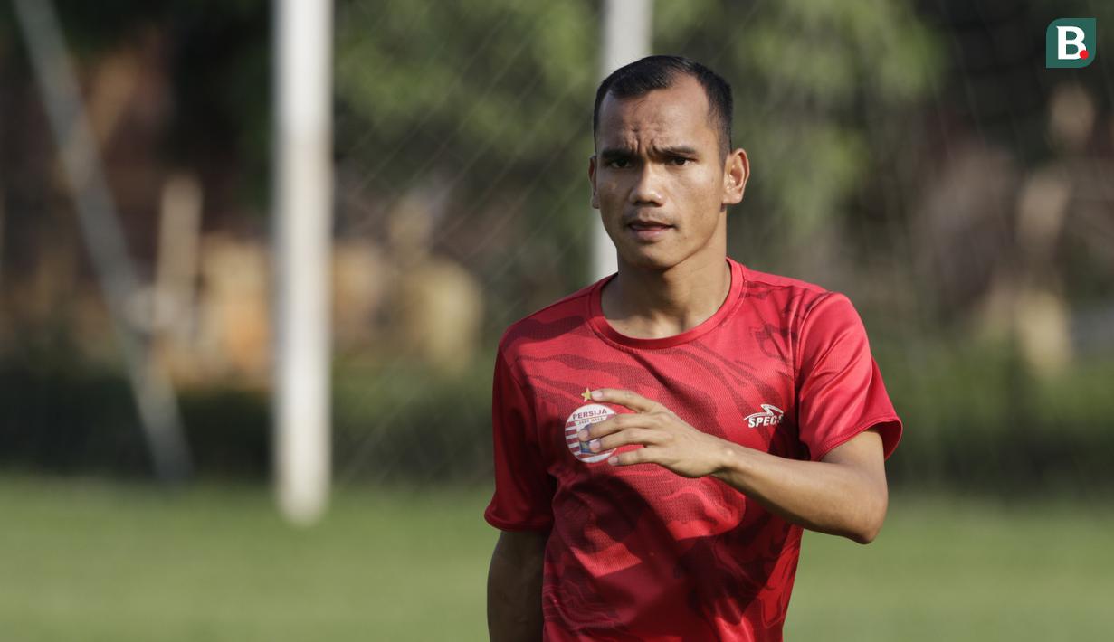 Pemain Persija Jakarta, Riko Simanjuntak, saat mengikuti sesi latihan jelang laga Liga 1 di Lapangan Sutasoma, Jakarta, Jumat (07/12). Persija akan berhadapan dengan Mitra Kukar. (Bola.com/M Iqbal Ichsan)