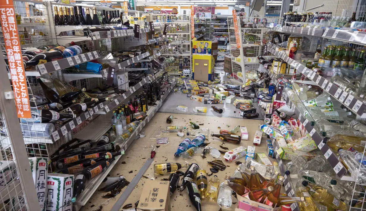 Sebuah supermarket yang dipenuhi dengan barang dagangan di Shiroishi, prefektur Miyagi, setelah gempa berkekuatan magnitudo 7,3 mengguncang timur laut Jepang, Kamis (17/3/2022). Gempa pada Rabu malam ini menyebabkan dua orang meninggal dunia serta 94 orang alami luka-luka. (Charly TRIBALLEAU/AFP)