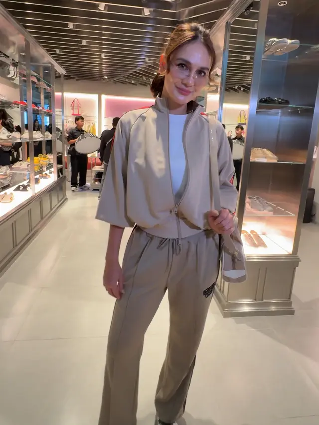Luna Maya hadir di opening store Onitsuka Tiger Plaza Indonesia. [Anisha/Fimela]