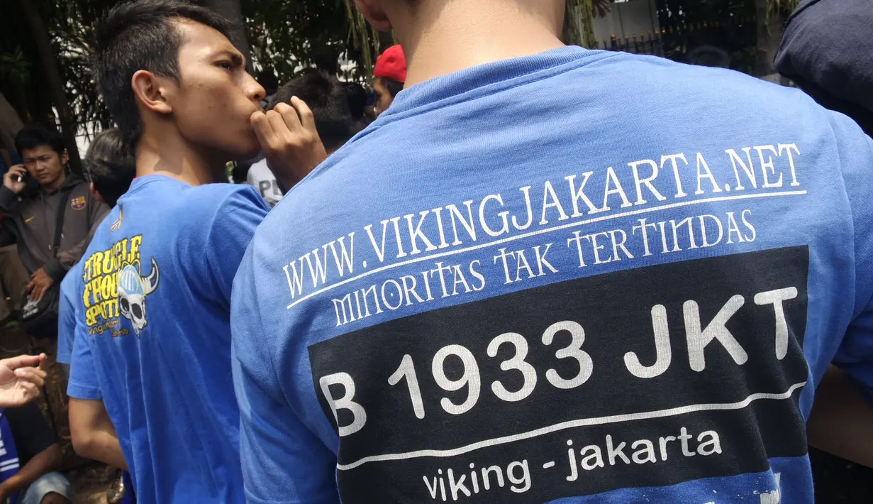 Penggemar Persib Bandung yang tergabung dalam Viking saat berkumpul di Polda Metro Jaya, Jakarta, Minggu (18/10/2015). (Bola.com/Vitalis Yogi Trisna)