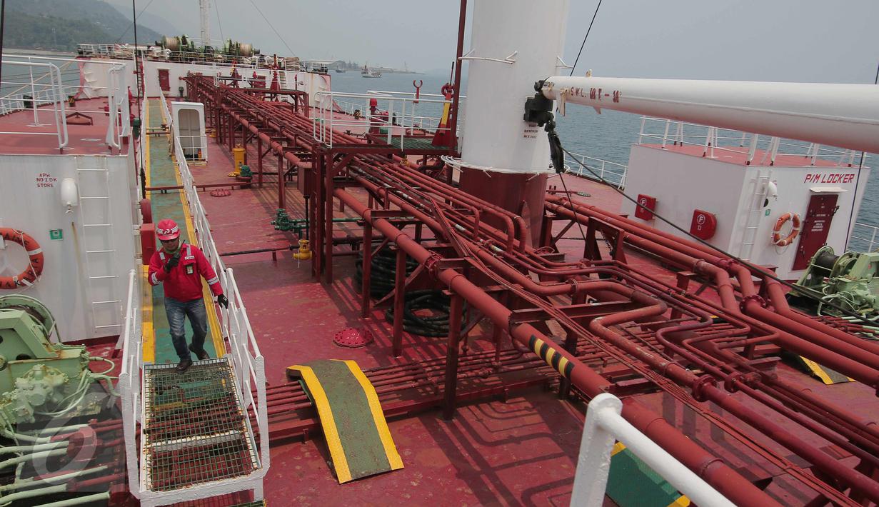 Pekerja melakukan pengecekan kapal M.T Jhon Caine yang digunakan untuk menyuplai BBM di Terminal BBM Panjang, Bandar Lampung, Selasa (6/10/2015). Terminal BBM Panjang akan menjadi Integrated End to End Pertama di Indonesia. (Liputan6.com/Angga Yuniar)