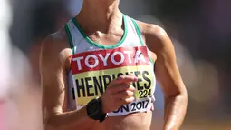 Ines Henriques dari Portugal bersaing dalam lomba lari atletik wanita 50km di Kejuaraan Dunia IAAF 2017 di The Mall di London (13/8). Ines Henriques mencatatkan rekor dunia baru dalam lomba lari 50 kilometer putri tersebut. (AFP Photo/Daniel Leal-Olivas)