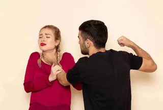 Ilustrasi pasangan melakukan kekerasan fisik dalam hubungan./copyright freepik/freepik