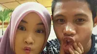 Kemesraan pesepak bola Surabaya United, Evan Dimas, dengan kekasihnya, Ishardianti Rahma. (Bola.com/Zaidan Nasarul)
