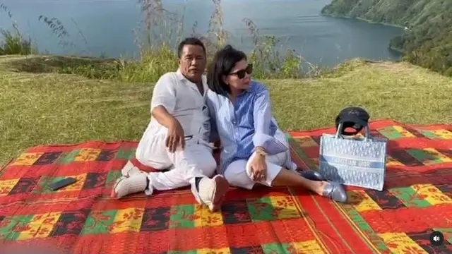 6 Potret Hotman Paris Liburan Bareng Istri, Mesra di Pinggir Danau Toba