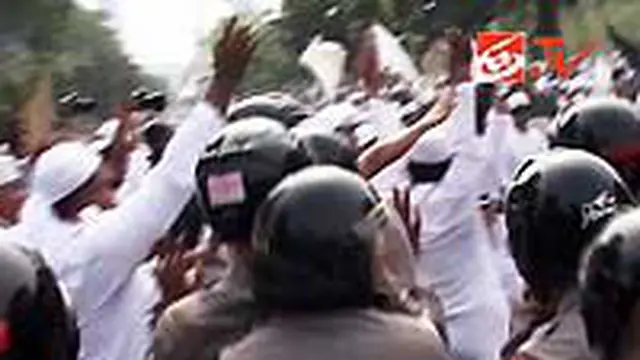 Pendemo Innocence of Muslims Bentrok dengan Polisi