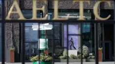 Salah satu pintu masuk utama ke All England Lawn Tennis dan Croquet club dengan latar belakang patung pemenang Wimbledon Fred Perry di London, Rabu (1/4/2020). Turnamen grand slam Wimbledon yang dijadwalkan digelar 19 Juni-21 Juli tahun ini batal karena pandemi virus corona. (AP/Kirsty Wigglesworth)