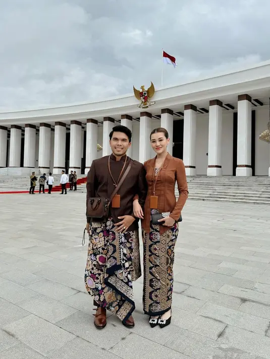 Aaliyah Massaid terlihat ayu dengan kebaya kutubaru cokelat polos hadiri HUT RI pertama di IKN. Ia padukan dengan kain tenun Dayak [@aaliyah.massaid]