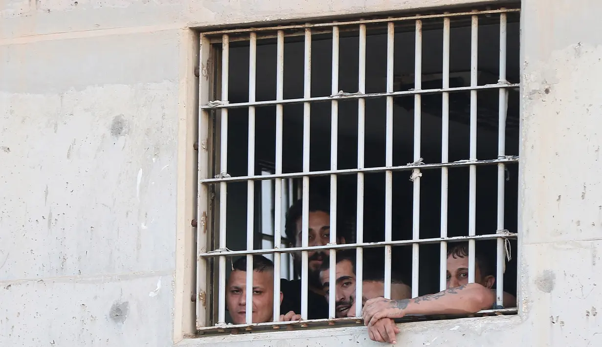 Sejumlah pasien terlihat di sebuah ruangan pusat rehabilitasi di Zarqa, 30 kilometer timur Amman, Yordania (11/7). Zarqa merupakan kota yang terletak di sebelah utara Yordania. (AFP Photo/Khalil Mazraawi)