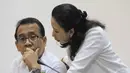 Mensesneg Pratikno (kanan) dan Menteri Badan Usaha Milik Negara (BUMN) Rini Suwandi (kanan) hadir di rapat kabinet terbatas bidang perekonomian, Kamis (30/10/2014). (Liputan6.com/Herman Zakharia)