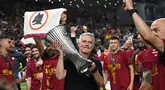 Pelatih AS Roma Jose Mourinho (tengah) mengangkat trofi Liga Konferensi UEFA 2021/2022 usai menang atas Feyenoord pada final di Stadion Air Albania, Tirana, Albania, 25 Mei 2022. (AFP/Ozan Kose)