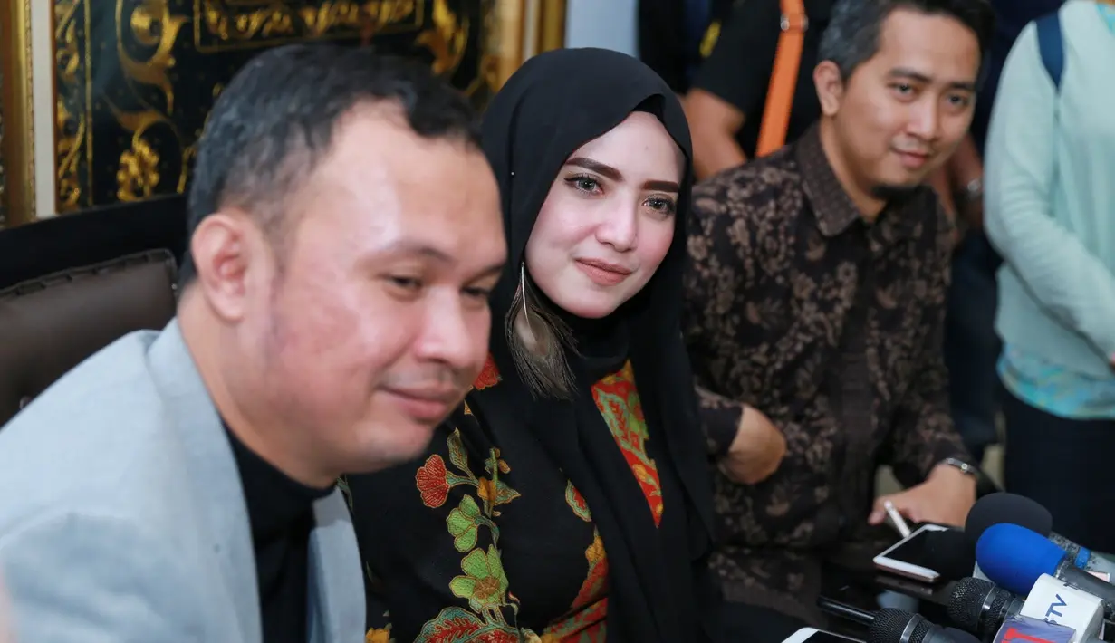 Lantas siapa perempuan bercadar yang ada dibelakang Opick saat pemakaman istri keduanya. Tidak ada yang tahu itu siapa, tapi banyak yang menyebut perempuan tersebut Yulia Mochamad. (Adrian Putra/Bintang.com)