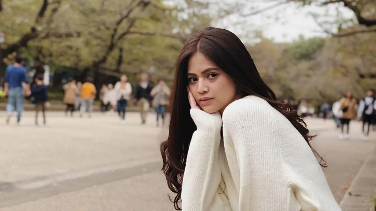 Tampil Imut, Ini Potret Maudy Effrosina Pose Pegang Pipi yang Menawan