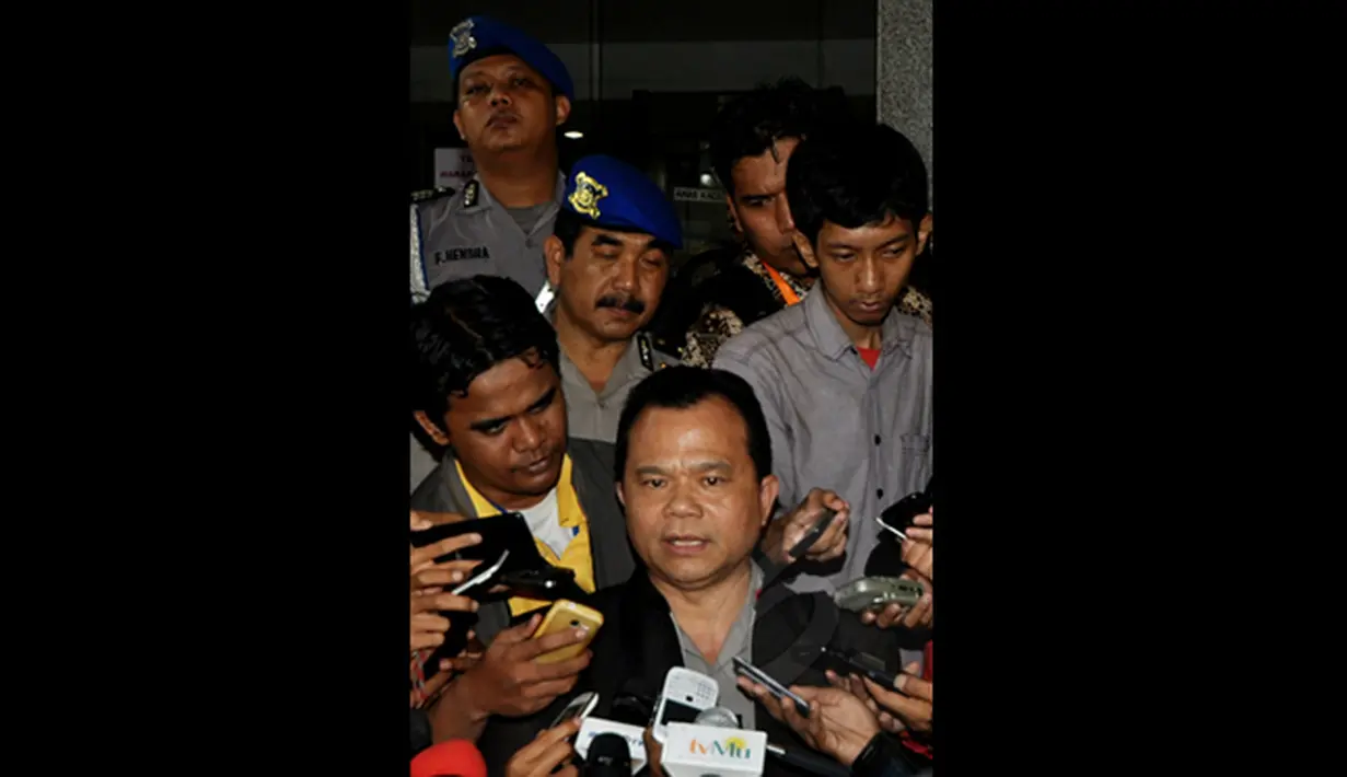 Kadiv Humas Mabes Polri Irjen Pol Ronny F Sompie memberikan keterangan Wakil Ketua KPK, Bambang Widjojanto menjadi tersangka untuk kasus pilkada di Mahkamah Konstitusi pada Tahun 2010, Jakarta,  Jumat (23/1/2015). (Liputan6.com/Miftahul Hayat)
