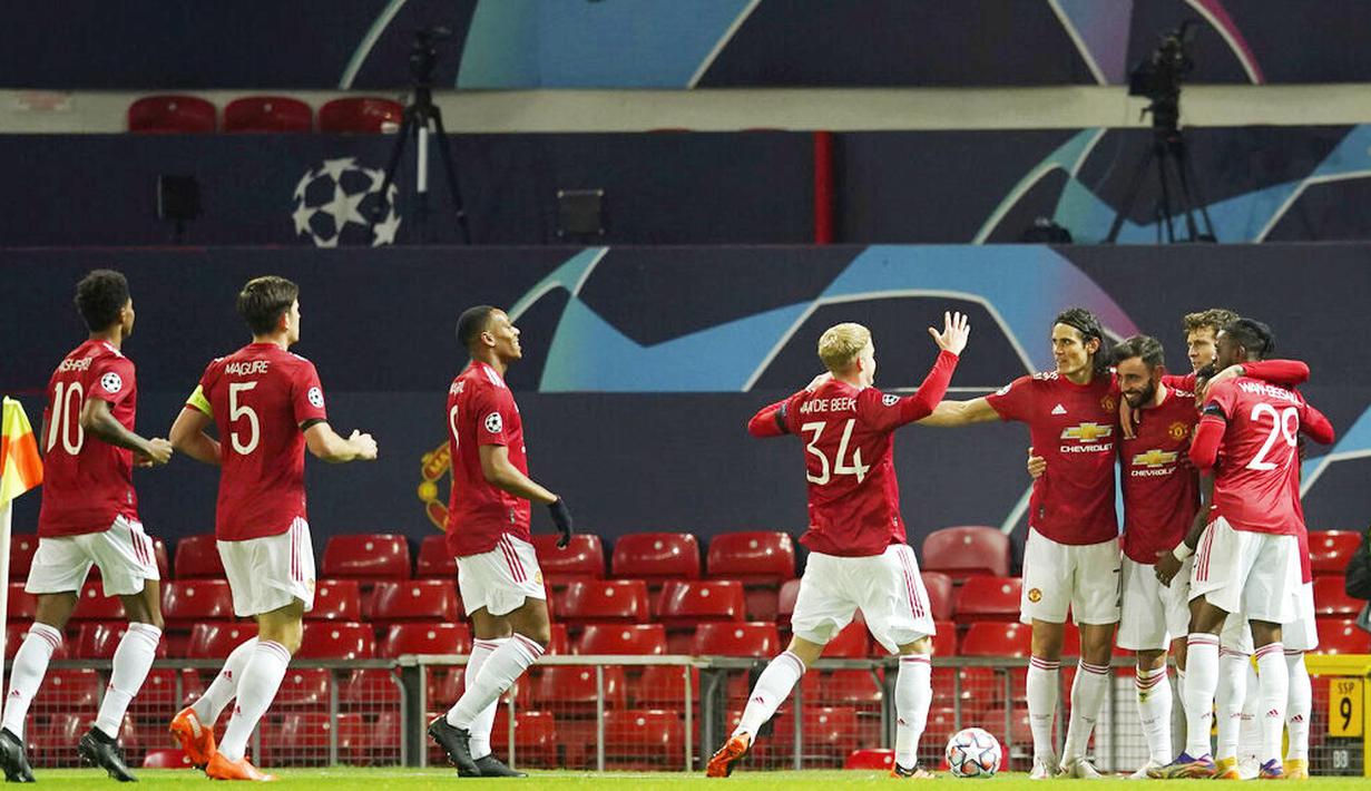 Para pemain Manchester United merayakan gol yang dicetak oleh Bruno Fernandes ke gawang Istanbul Basaksehir pada laga Liga Champions di Stadion Old Trafford, Rabu (25/11/2020). Setan Merah menang dengan skor 4-1. (AP/Dave Thompson)