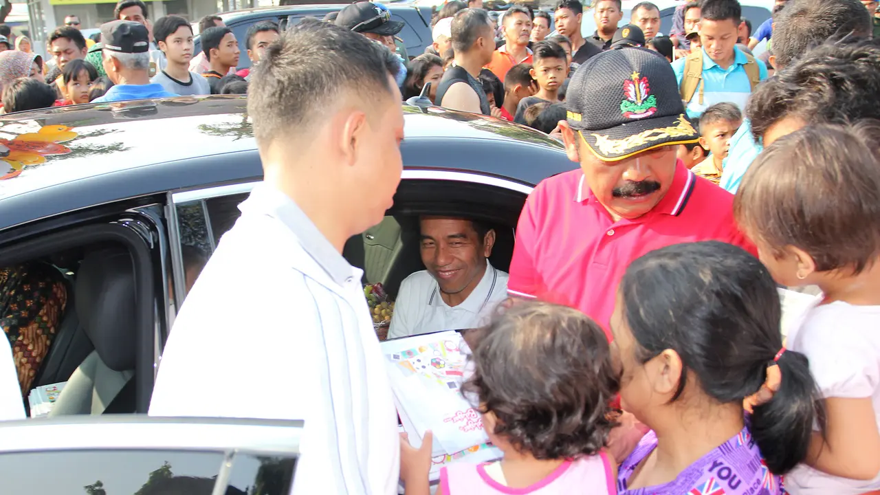 Kala Jokowi Bagi-bagi Buku Tulis untuk Bocah-bocah Solo