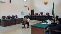 Dimas Kanjeng Taat Pribadi bacakan pledoi di Pengadilan Negeri Kraksaan, Kabupaten Probolinggo. Foto: (Dian Kurniawan/Liputan6.com)