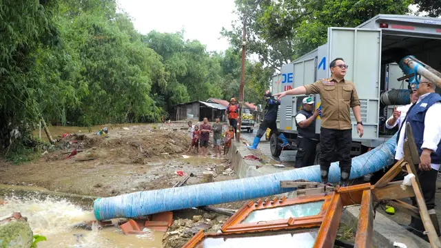 Pj Gubernur Jatim Adhi Karyono mendatangi lokasi banjir di Bangkalan. (Istimewa)