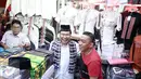 Mantan Menko Maritim,  Rizal Ramli melihat baju-baju saat berkunjung ke Blok A, Pasar Tanah Abang, Jakarta, Sabtu (13/8). Kunjungannya tersebut terkait pencalonannya sebagai cagub pada Pilkada DKI Jakarta 2017.(Liputan6.com/Faizal Fanani)