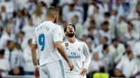 Penyerang Real Madrid, Isco bereaksi setelah pemain Leganes mencetak gol pada leg kedua perempatfinal Copa del Rey di Santiago Bernabeu, Kamis (25/1). Real Madrid tersisih oleh Leganes pada perempat final dengan skor 1-2. (AP/Francisco Seco)