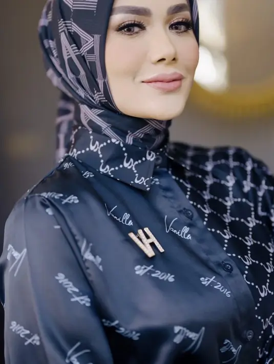 Krisdayanti pun tampil semi formal lewat penampilannya tersebut. Dengan makeup serba pink dari blush on dan lipstiknya.  @vanillahijab