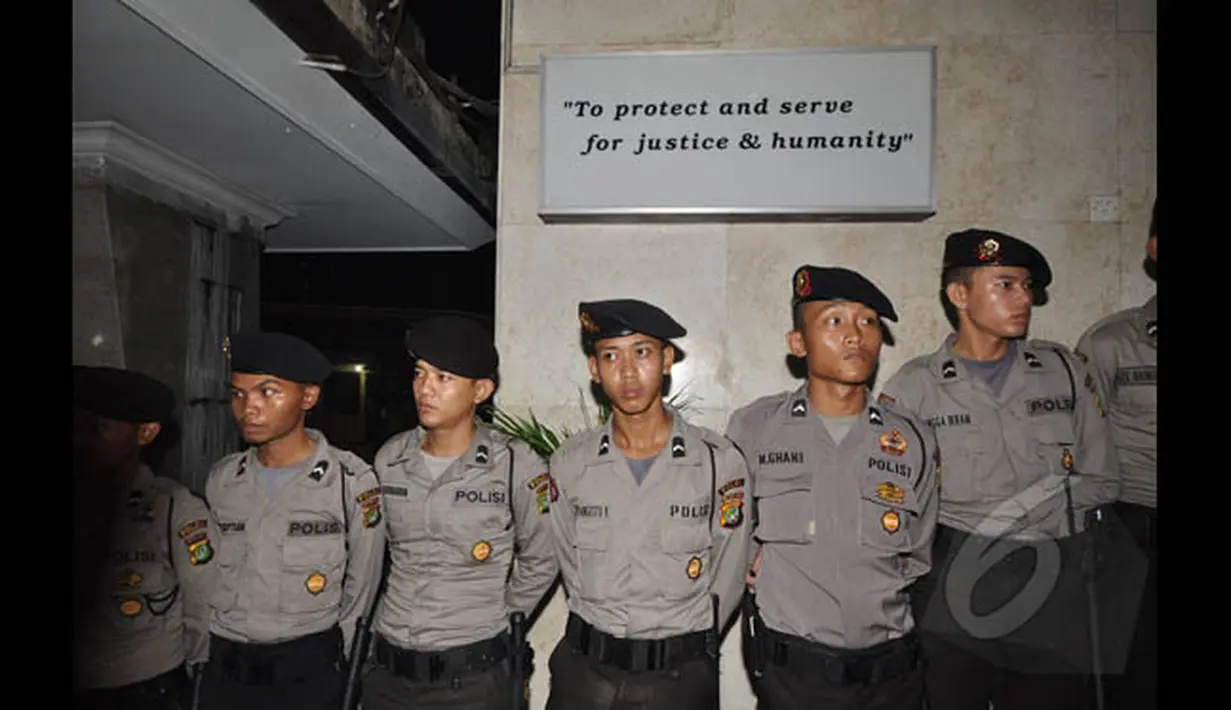 Di sekitar Mabes Polri terlihat personel polisi siap siaga, Jakarta, Jumat (24/1/2015). (Liputan6.com/Miftahul Hayat)