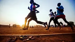Para atlet Sudan Selatan berlatih di Buluk Athletics Track di Juba, Sudan. Sudan Selatan akan ambil bagian dalam Olimpiade 2016 di Rio de Janeiro, Brasil, untuk pertama kalinya setelah merdeka. (AFP/Albert Gonzalez Farran)