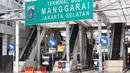 Suasana di sekitar Terminal Manggarai, Jakarta, Jumat (23/3). Eskalator yang rusak di terminal ini tidak kunjung diperbaiki. (Liputan6.com/Immanuel Antonius)