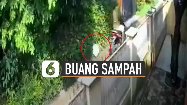 Aksi tidak terpuji dilakukan oleh seorang pengendara motor ini karena membuang sampah sembarangan di depan rumah orang.